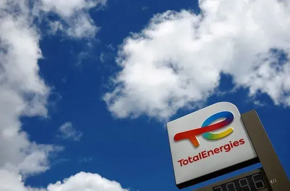 TotalEnergies завершила продажу российской доли после сообщения о поставках топлива для российских истребителей