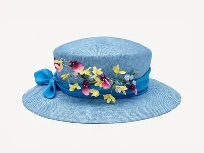 Елизавета II приняла шляпку от украинского дизайнера