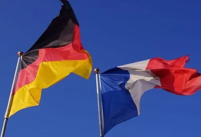 Франция и Германия выйдут с общим заявлением: будут выступать за то, чтобы выдавать визы россиянам - Bloomberg