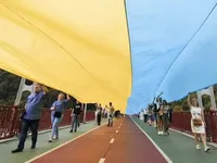 В Киеве берега Днепра соединили огромным флагом Украины