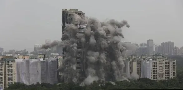 В Индии снесли 100-метровые башни-близнецы вблизи столицы: видео
