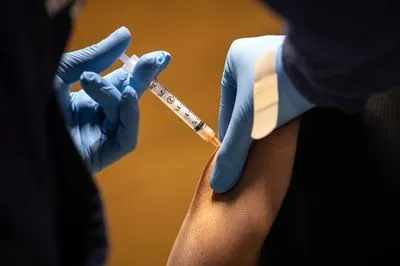 Швейцарський регулятор схвалив першу бівалентну бустерну вакцину Covid-19