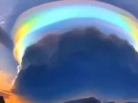 У Китаї в небі спостерігали незвичайну “перламутрову хмару”