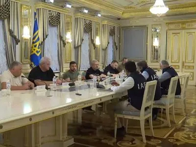 Зеленський на зустрічі з головою МАГАТЕ наголосив на необхідності демілітаризації ЗАЕС та виведення військових рф