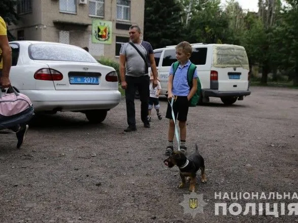 Полицейские Донецкой области из под-обстрелов эвакуировали 6500 детей