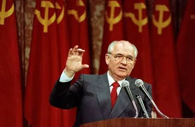 Кремль утверждает, что Горбачев помог положить конец Холодной войне, но ошибся по поводу "медового месяца" с Западом