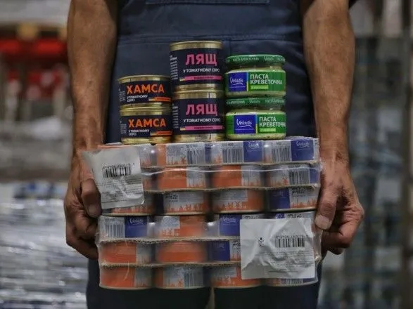 Компанія Veladis передала 300 кг рибних консервів для українських захисників