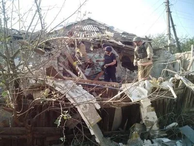 Армія рф вранці знову обстріляла Бахмут: влучила у приватний будинок, є загибла