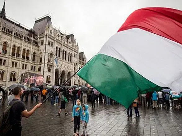 Более 80% венгров не поддерживают закрытие въезда в ЕС россиянам и предоставление оружия Украине