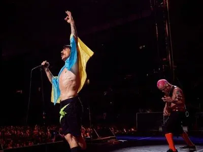 Red Hot Chili Peppers подняли флаг Украины во время концерта в Майами