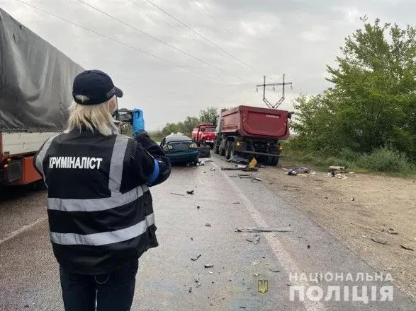 В Одеській області при зіткненні легковика та вантажівки загинули чоловік та його 15-річна донька