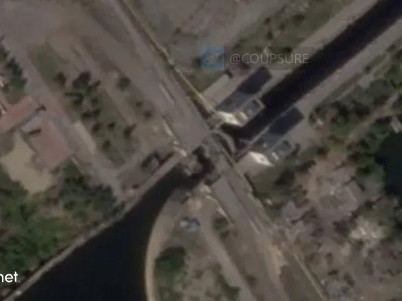 Міст у Новій Каховці вийшов із чату? Швейцарський дослідник показав супутниковий знімок