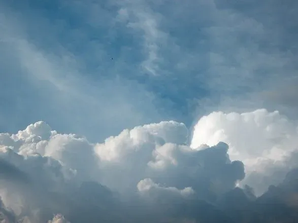 Хмарно і до 24°: прогноз погоди в Україні на завтра