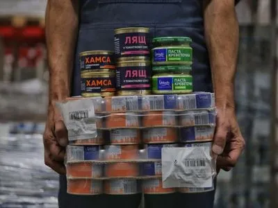 Поддержка защитников: Veladis передала 100 кг консервов для украинских бойцов в Запорожье