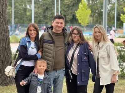 Пів року не бачилися: Віталій Кім поділився фото з дружиною та дітьми