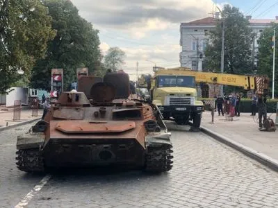 В Черновцах на выставке уничтоженной техники Россиирф, вероятно, нашли боеприпас: территорию оцепила полиция