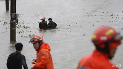 Супертайфун "Хиннамнор" бушует над Южной Кореей, тысячи людей перемещены, двое погибли