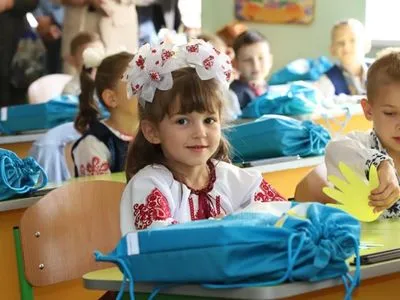 "МХП-Громаді" передал 360 подарочных наборов для первоклассников из Винницкой области