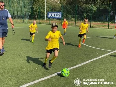 Фонд Вадима Столара запустил футбольный проект для детей ВПЛ в Киевской области
