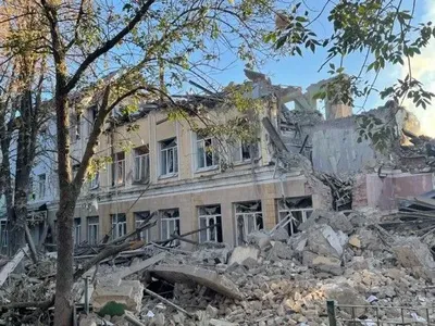 рашисты нанесли ракетный удар по гимназии в Донецкой области
