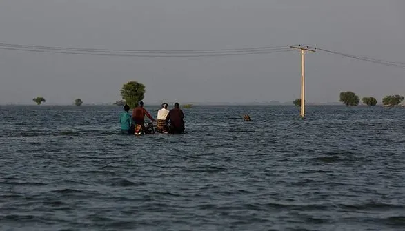 Пакистан после наводнения выглядит "как море" - премьер
