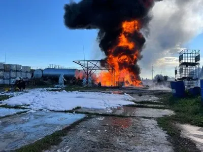 В Борисполе продолжается ликвидация масштабного пожара: показали видео