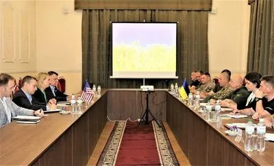 Посол США переговорила с Резниковым перед новым "Рамштайном"