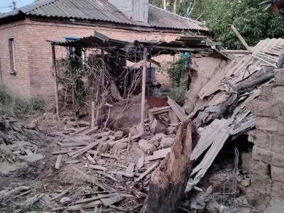 Оккупанты ночью обстреляли Никопольский район: изуродованы 11 частных домов