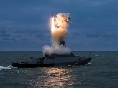 В Черном море вдоль крымского побережья находится 3 надводных носителя высокоточного оружия
