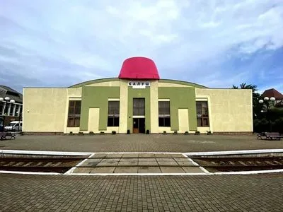 Ждут особенного рейса: вокзал Калуша "одели" в розовую панаму