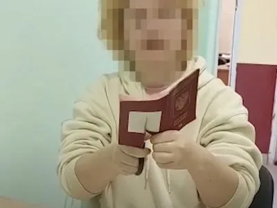 Молода кримчанка розірвала російський паспорт на кордоні