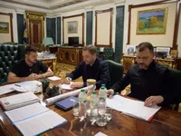 Обыски у представителей волонтерского движения: Зеленский встретился с главой МВД и главой Нацполиции