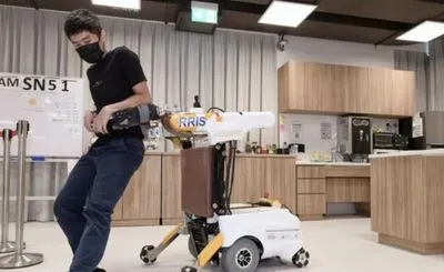 В Сингапуре исследователи создали переносного робота, который будет помогать людям удерживать равновесие