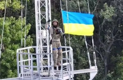 Український прапор повернувся в смт Чкаловське Харківської області – Зеленський