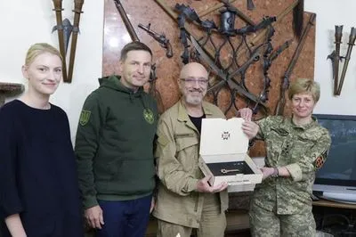 Министр обороны Эстонии приехал в Киев и передал ВСУ мобильный госпиталь – Резников