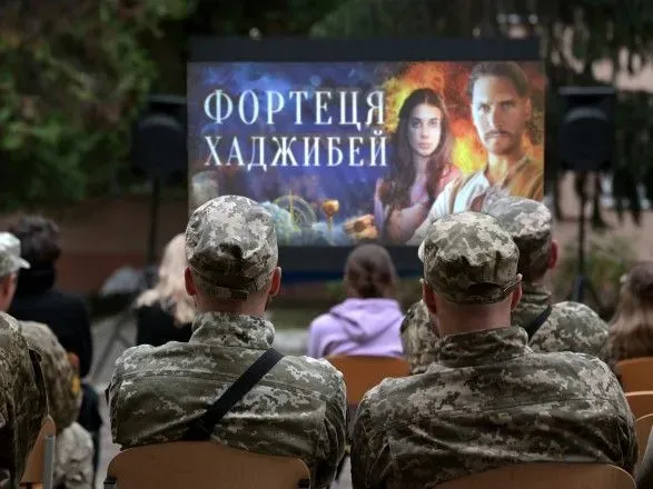 В Закарпатье провели кинопоказ для военных и переселенцев