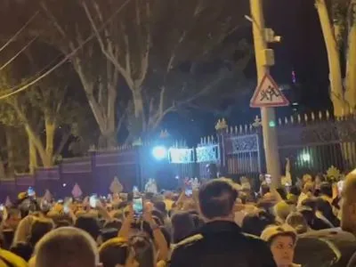 У Вірменії розпочалася акція протесту: люди намагаються протаранити ворота парламенту