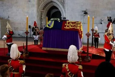 Останній етап перед похороном: труну з тілом Єлизавети II занесли у Вестмінстерський палац