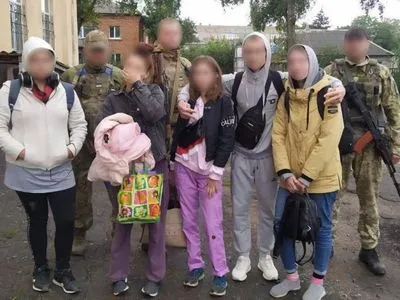 Закрыли в подвале на "фильтрацию": под Харьковом оккупанты удерживали пятерых подростков