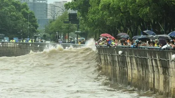 Тайфун "Muifa" обрушився на східний Китай. 1,6 мільйона людей залишили свої домівки