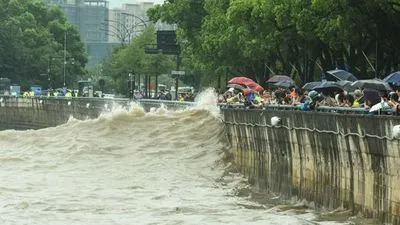 Тайфун "Muifa" обрушился на восточный Китай. 1,6 миллиона человек покинули свои дома