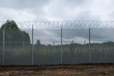 Латвия начала строительство 173-километрового забора на границе с беларусью