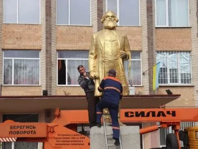 В Одесской области демонтировали памятник Карлу Марксу