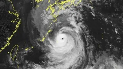 Япония готовится к "очень опасному" тайфуну Nanmadol