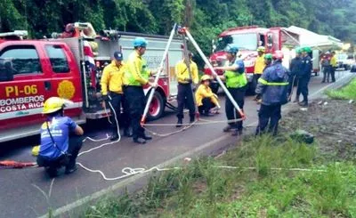 Внаслідок падіння транспортних засобів у прірву в Коста-Риці загинули дев'ятеро осіб