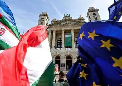 Єврокомісія рекомендує призупинити фінансування Угорщини на суму близько 7,5 мільярдів євро