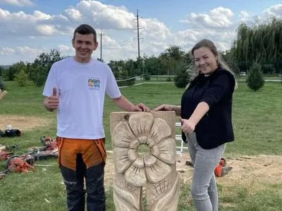 Собирали средства на ВСУ: в Винницкой области прошел благотворительный фестиваль деревянной скульптуры