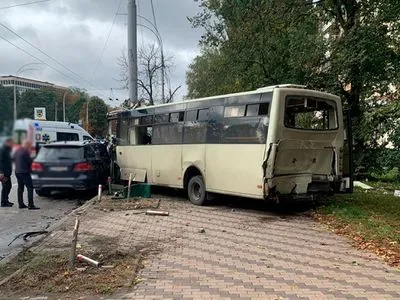 В Киеве Mercedes влетел в маршрутку: пострадали 23 пассажира
