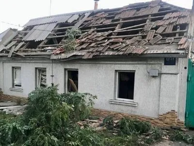 Российские оккупанты обстреляли Николаев, одна из ракет попала во двор частного дома