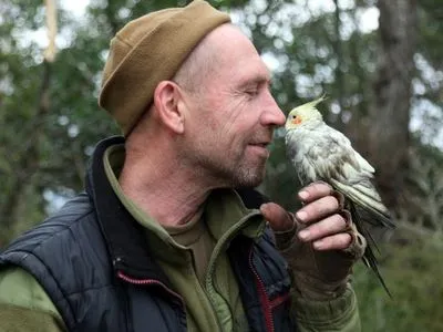 Вигукував, щоб його помітили: українські військові врятували папугу